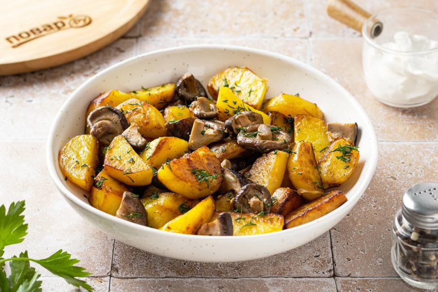 Жареный картофель с грибами и луком